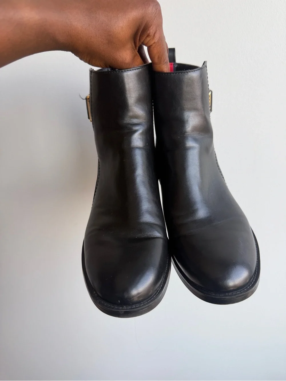 TOMMY HILFIGER  Comfort Rezin Round Toe Block Heel